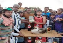 গোবিন্দগঞ্জে চ্যাম্পিয়ন দল পেল জীবন্ত রাজহাঁস
